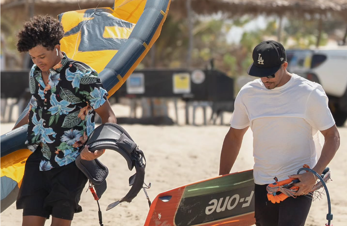 Messias e David praticando kitesurf juntos na Praia do Preá